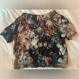 Forever 21 Beautiful & Vintage Floral Blouse in Size M